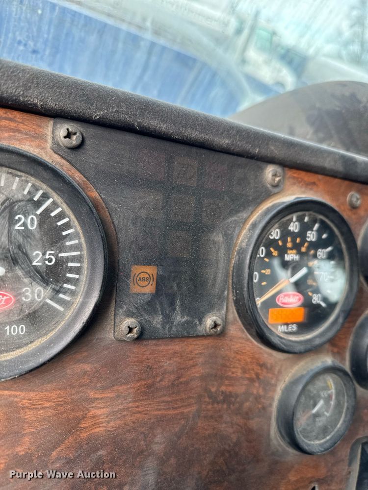 image for item DT0553 2009 Peterbilt 320 refuse truck