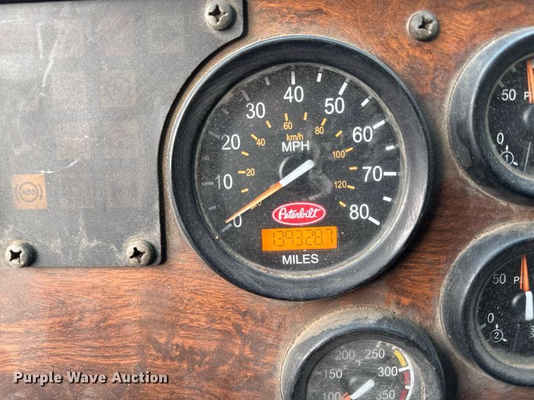 image for item DT0553 2009 Peterbilt 320 refuse truck