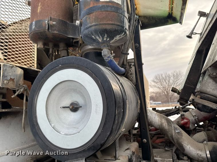 image for item DT0553 2009 Peterbilt 320 refuse truck