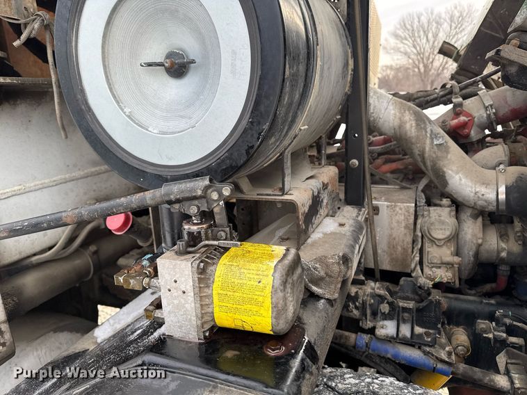 image for item DT0553 2009 Peterbilt 320 refuse truck