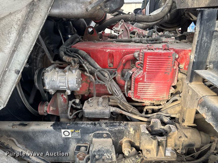 image for item DT0553 2009 Peterbilt 320 refuse truck