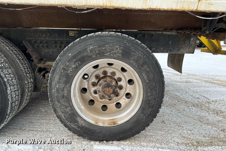 image for item DT0553 2009 Peterbilt 320 refuse truck