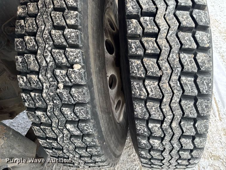 image for item DT0553 2009 Peterbilt 320 refuse truck