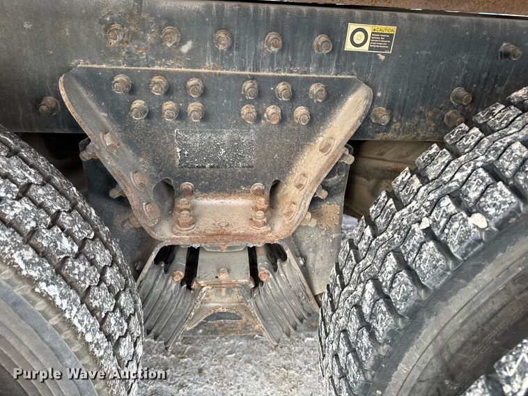 image for item DT0553 2009 Peterbilt 320 refuse truck