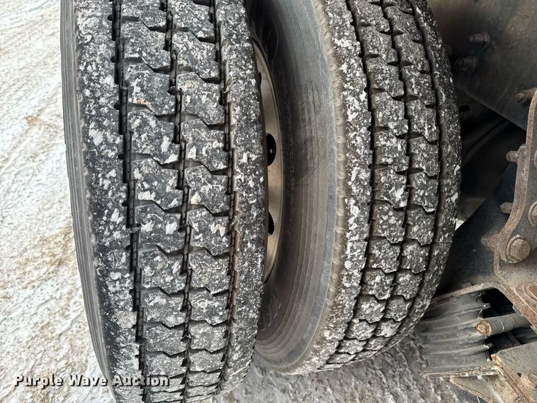 image for item DT0553 2009 Peterbilt 320 refuse truck