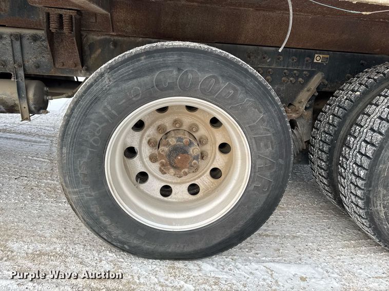 image for item DT0553 2009 Peterbilt 320 refuse truck