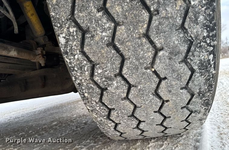 image for item DT0553 2009 Peterbilt 320 refuse truck