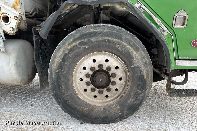 image for item DT0553 2009 Peterbilt 320 refuse truck