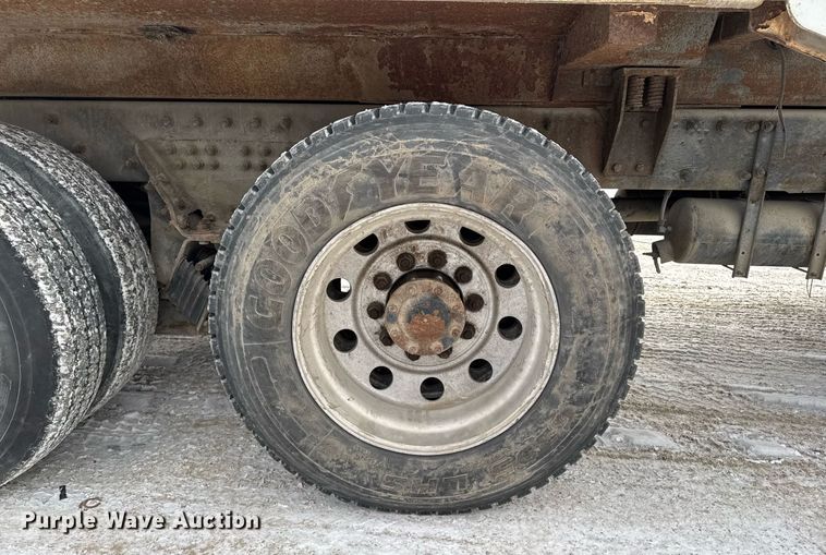 image for item DT0553 2009 Peterbilt 320 refuse truck