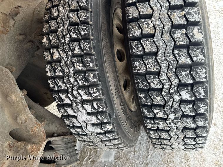 image for item DT0553 2009 Peterbilt 320 refuse truck