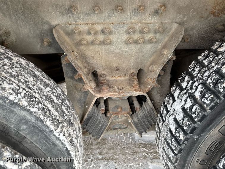 image for item DT0553 2009 Peterbilt 320 refuse truck