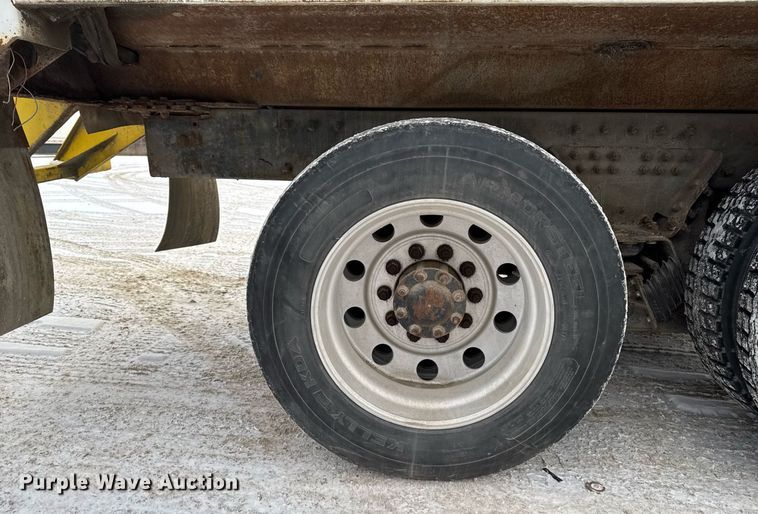 image for item DT0553 2009 Peterbilt 320 refuse truck