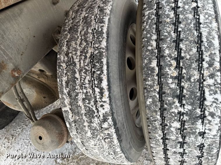 image for item DT0553 2009 Peterbilt 320 refuse truck