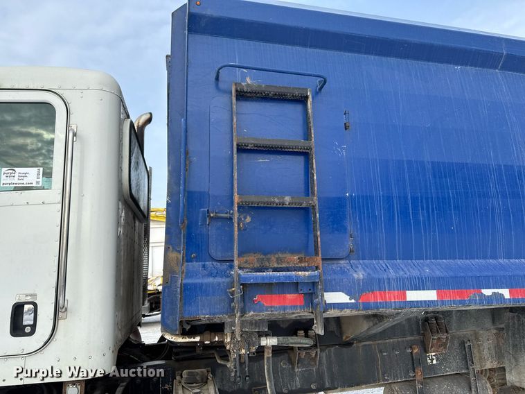 image for item DT0554 2012 Pererbilt 348 refuse truck