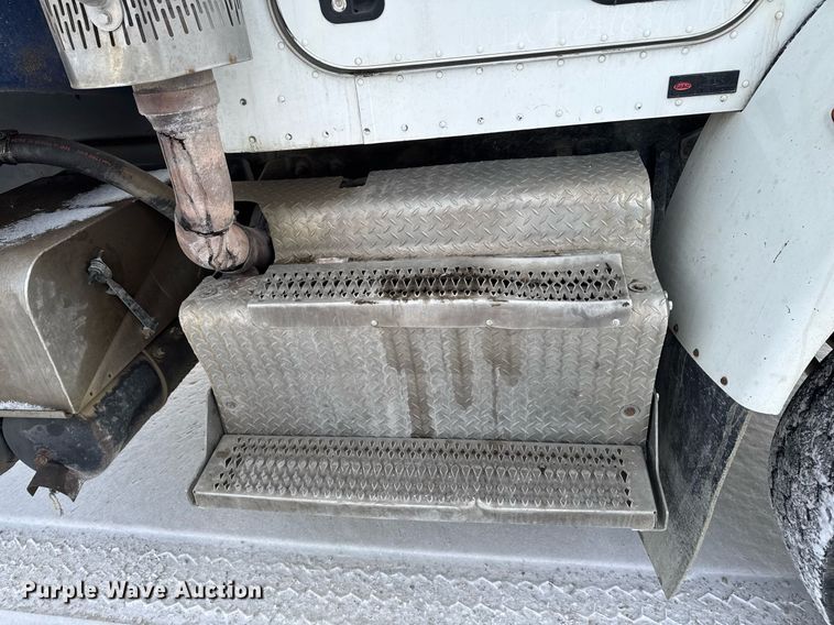 image for item DT0554 2012 Pererbilt 348 refuse truck