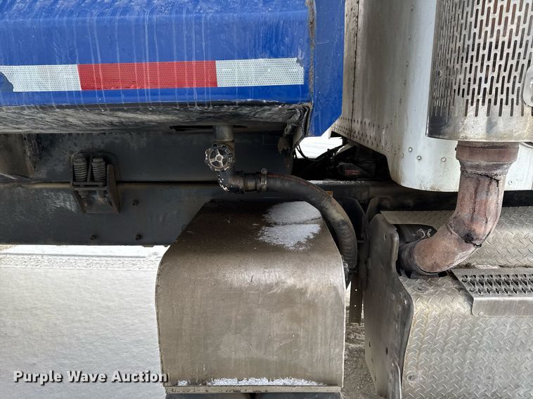 image for item DT0554 2012 Pererbilt 348 refuse truck