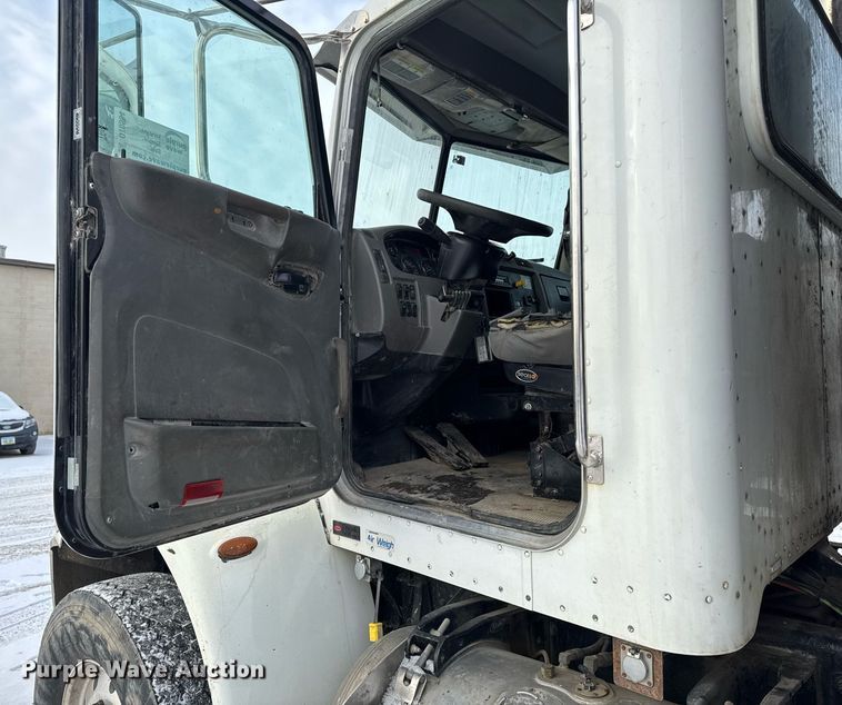 image for item DT0554 2012 Pererbilt 348 refuse truck