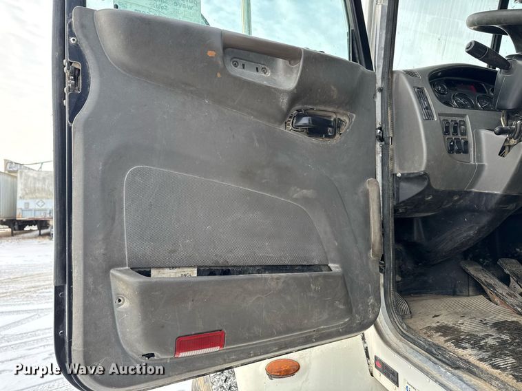 image for item DT0554 2012 Pererbilt 348 refuse truck