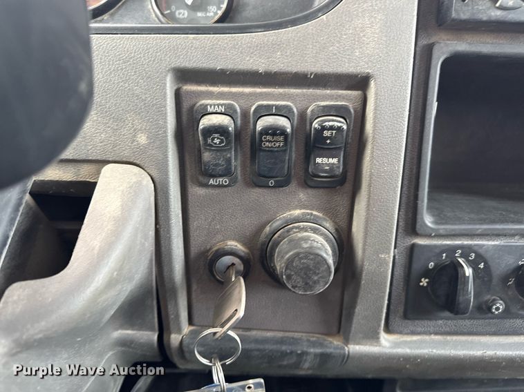 image for item DT0554 2012 Pererbilt 348 refuse truck