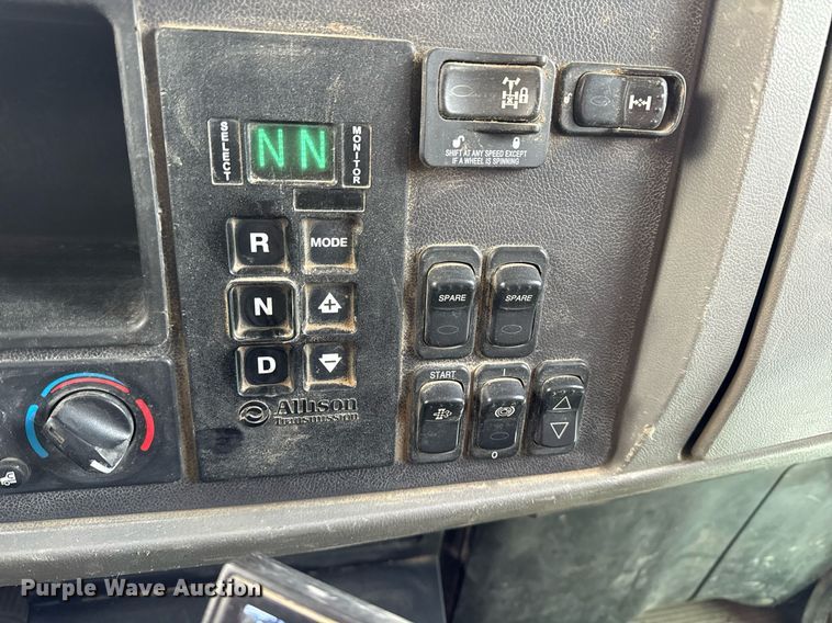 image for item DT0554 2012 Pererbilt 348 refuse truck