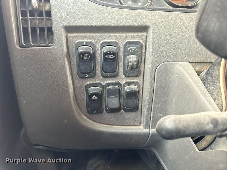 image for item DT0554 2012 Pererbilt 348 refuse truck