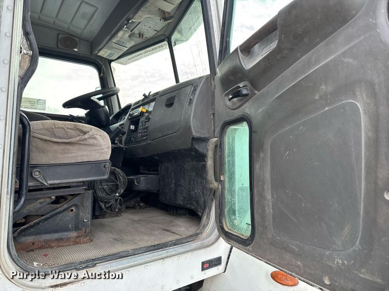 image for item DT0554 2012 Pererbilt 348 refuse truck