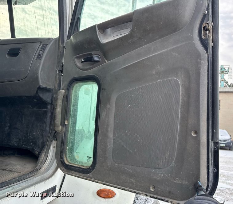 image for item DT0554 2012 Pererbilt 348 refuse truck