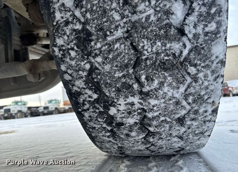 image for item DT0554 2012 Pererbilt 348 refuse truck