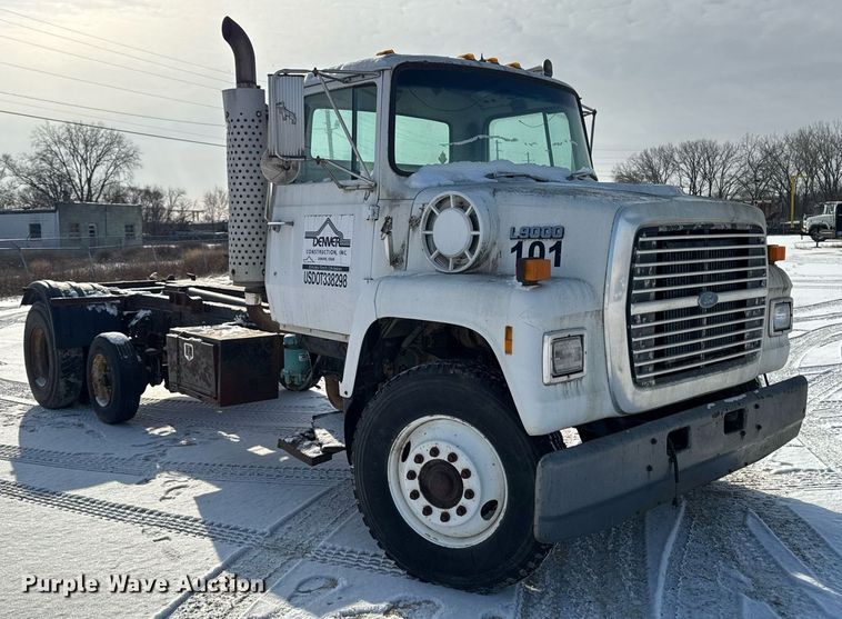 image for item DT0555 1990 Ford L9000 hook lift truck