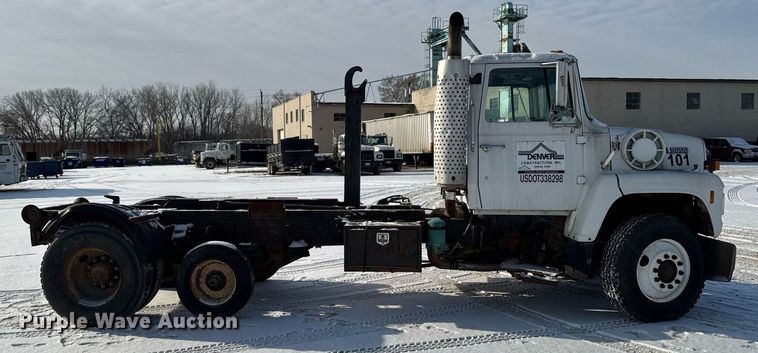 image for item DT0555 1990 Ford L9000 hook lift truck