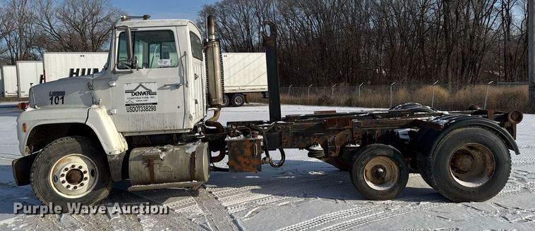 image for item DT0555 1990 Ford L9000 hook lift truck