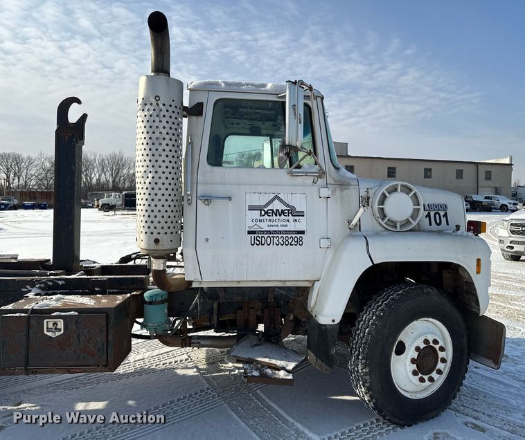 image for item DT0555 1990 Ford L9000 hook lift truck