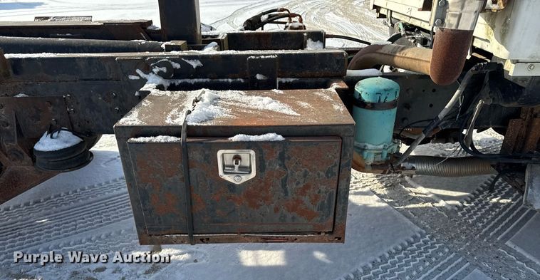 image for item DT0555 1990 Ford L9000 hook lift truck