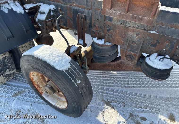 image for item DT0555 1990 Ford L9000 hook lift truck