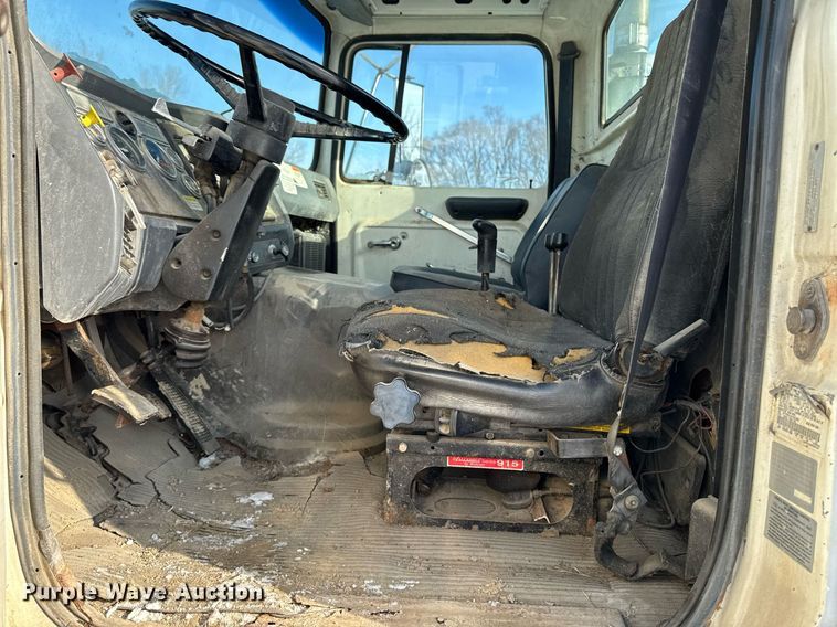 image for item DT0555 1990 Ford L9000 hook lift truck