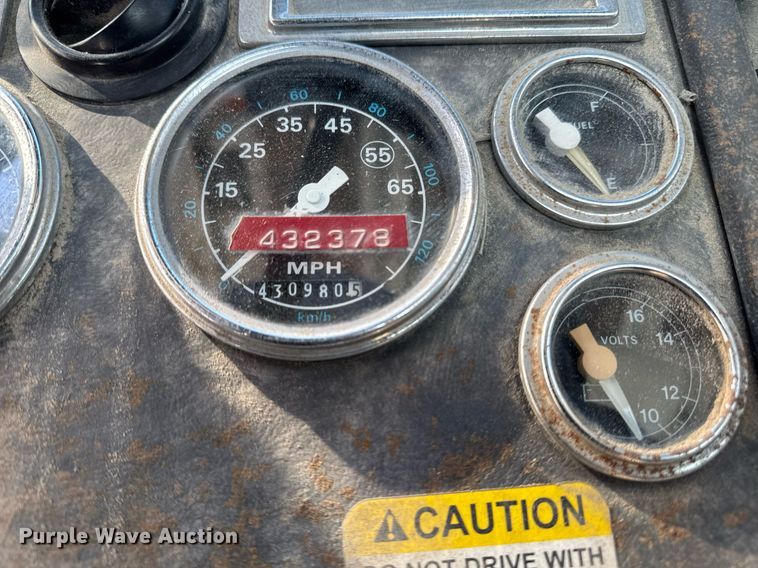 image for item DT0555 1990 Ford L9000 hook lift truck