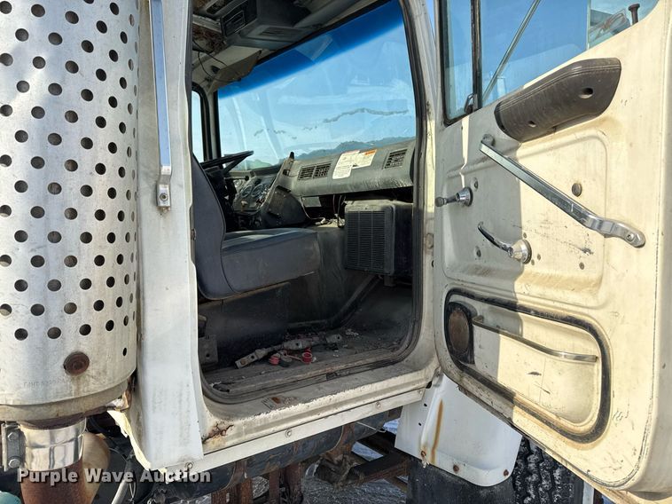 image for item DT0555 1990 Ford L9000 hook lift truck