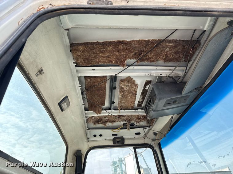 image for item DT0555 1990 Ford L9000 hook lift truck