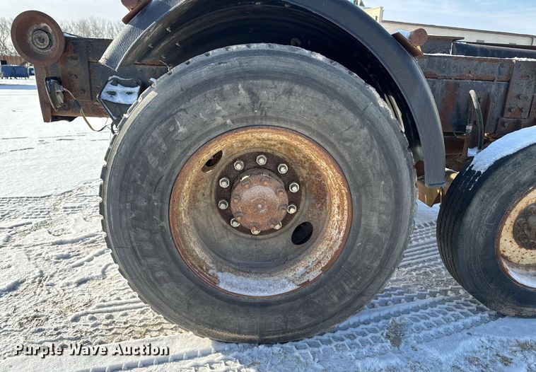 image for item DT0555 1990 Ford L9000 hook lift truck