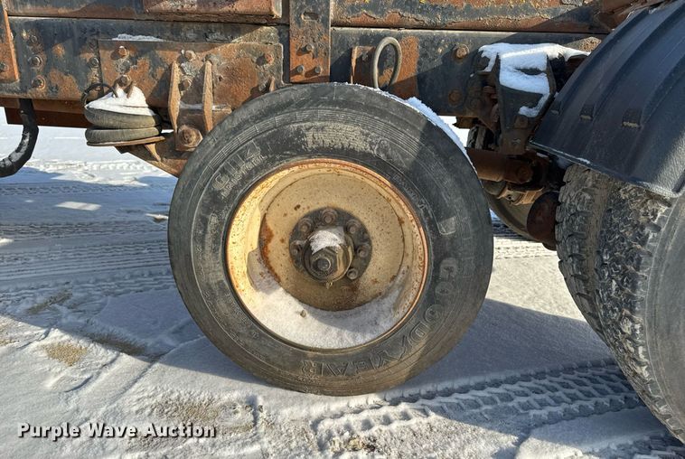 image for item DT0555 1990 Ford L9000 hook lift truck