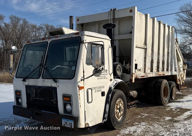 image for item DT0556 1995 Mack LE613 refuse truck