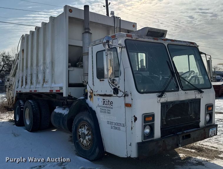 image for item DT0556 1995 Mack LE613 refuse truck