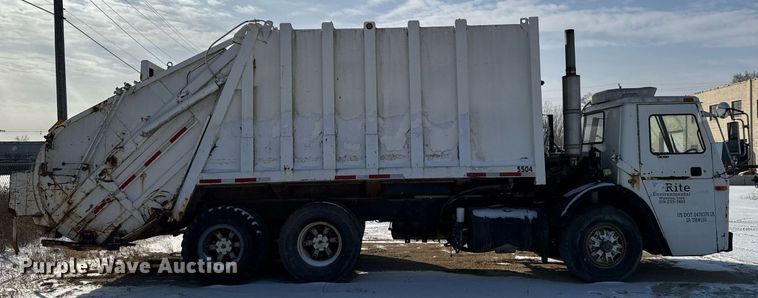 image for item DT0556 1995 Mack LE613 refuse truck