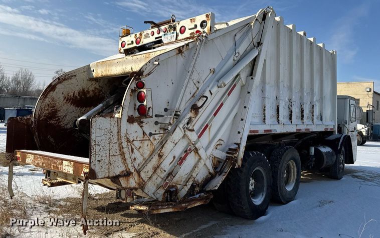 image for item DT0556 1995 Mack LE613 refuse truck