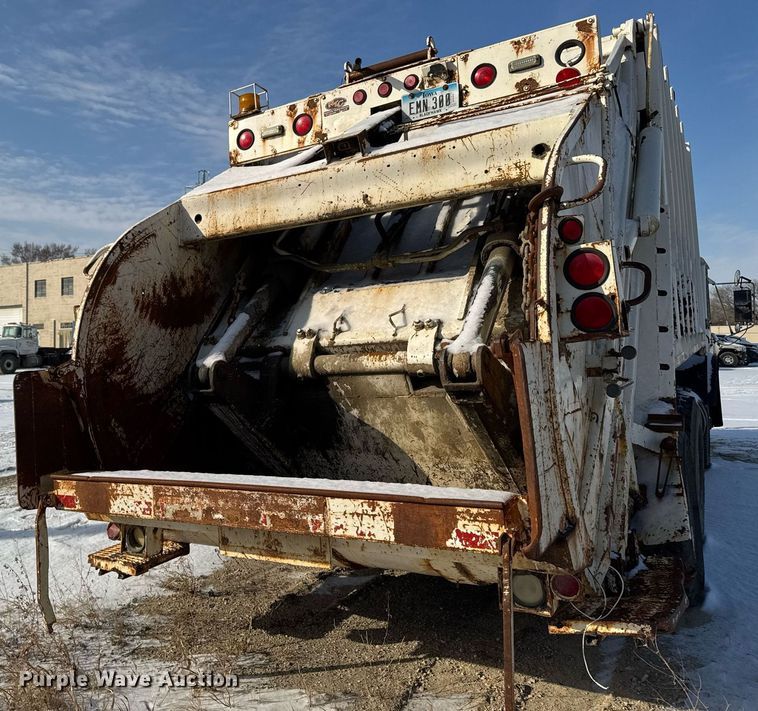 image for item DT0556 1995 Mack LE613 refuse truck