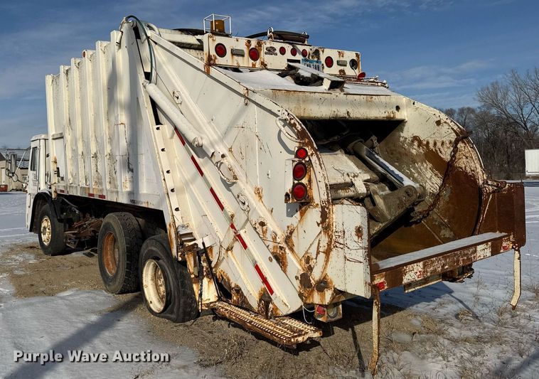 image for item DT0556 1995 Mack LE613 refuse truck