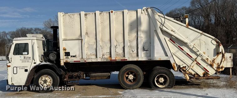 image for item DT0556 1995 Mack LE613 refuse truck