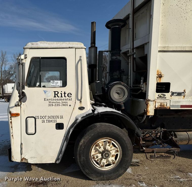 image for item DT0556 1995 Mack LE613 refuse truck