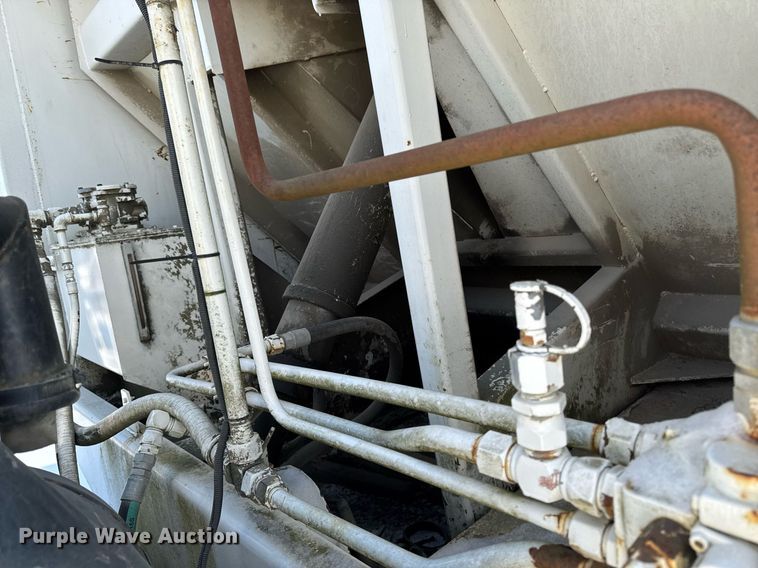 image for item DT0556 1995 Mack LE613 refuse truck