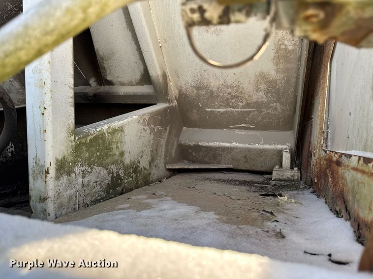 image for item DT0556 1995 Mack LE613 refuse truck